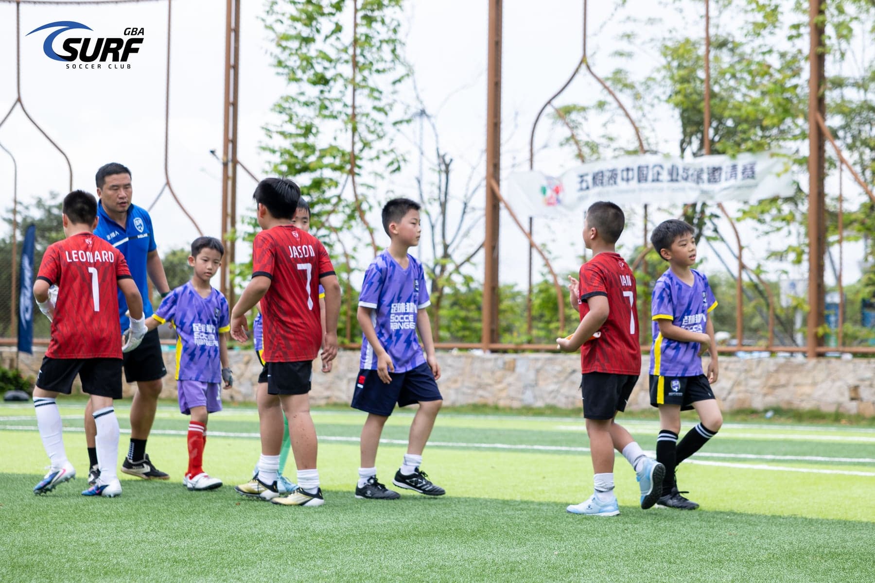 SoccerRangers 球员与对手在友谊赛中互相致意