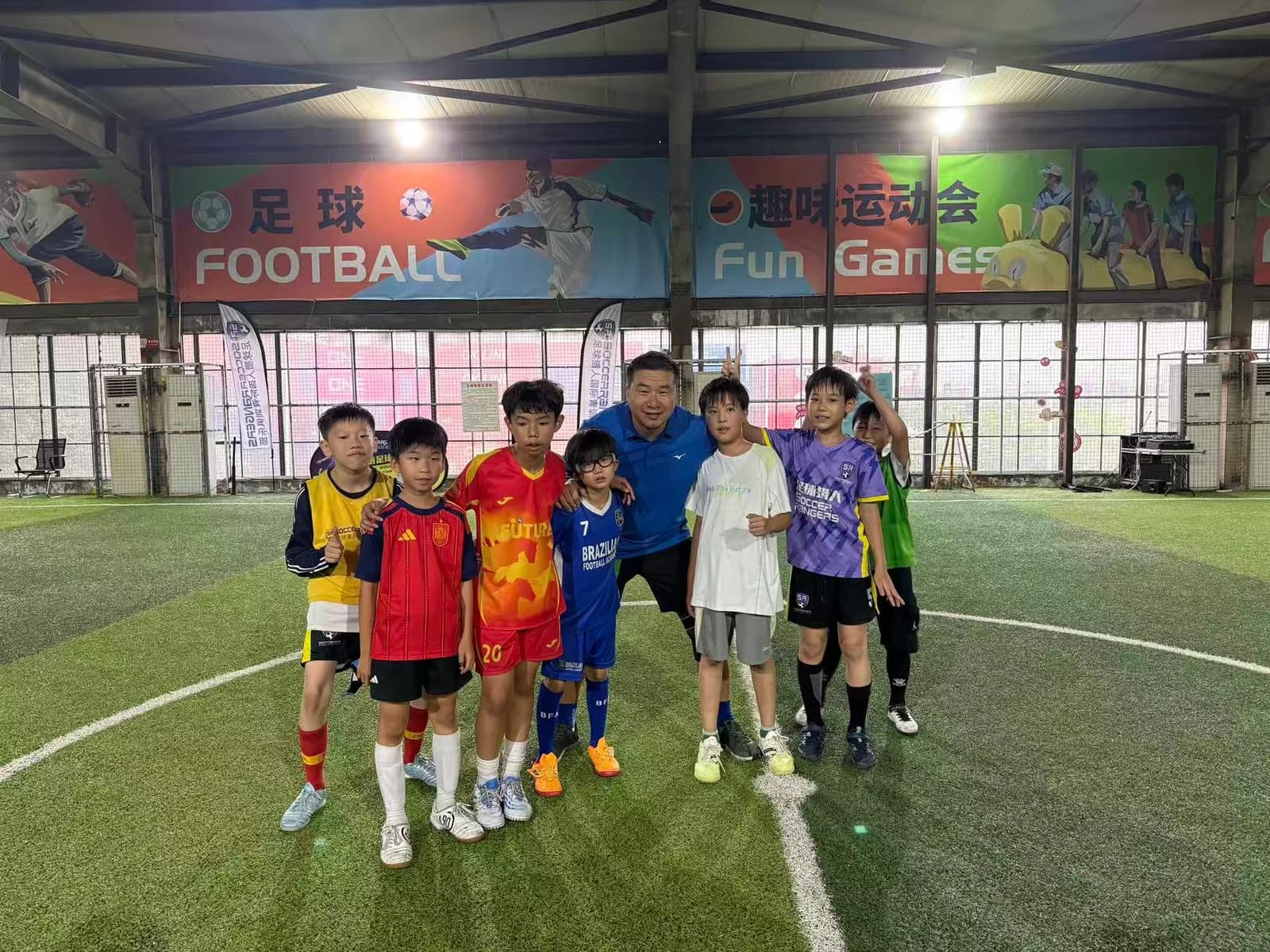 往期五一营学员与教练在室内球场合影