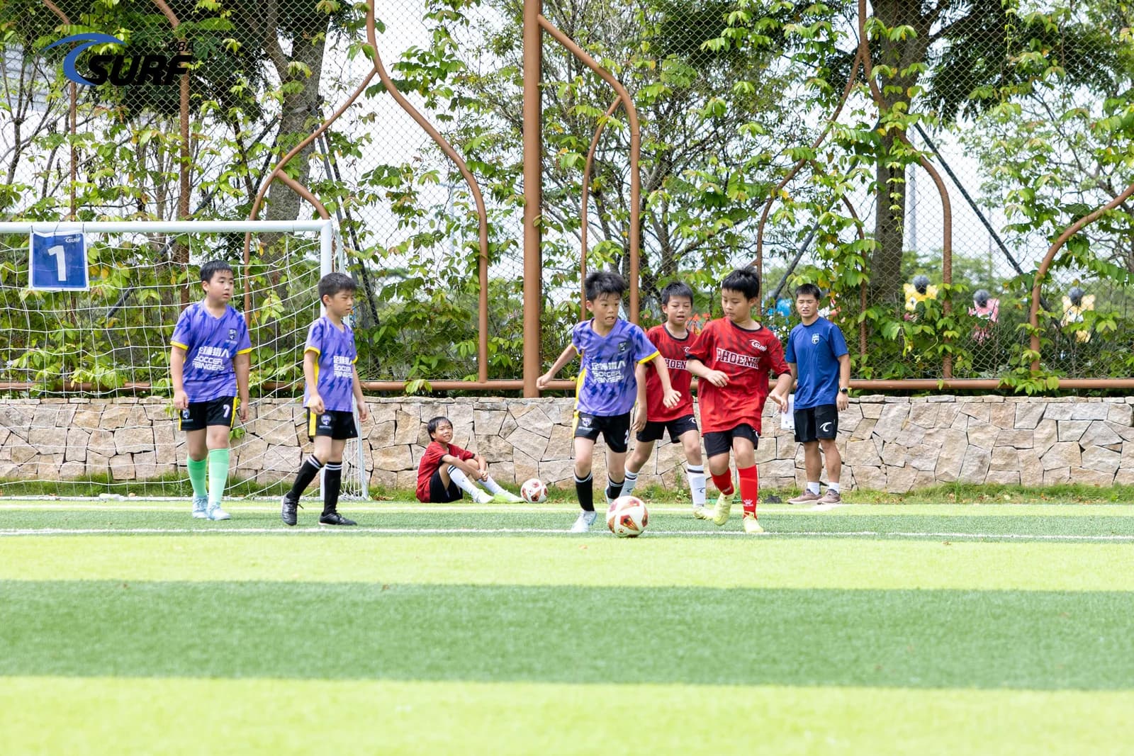 SoccerRangers 球员在比赛中跟随对手防守