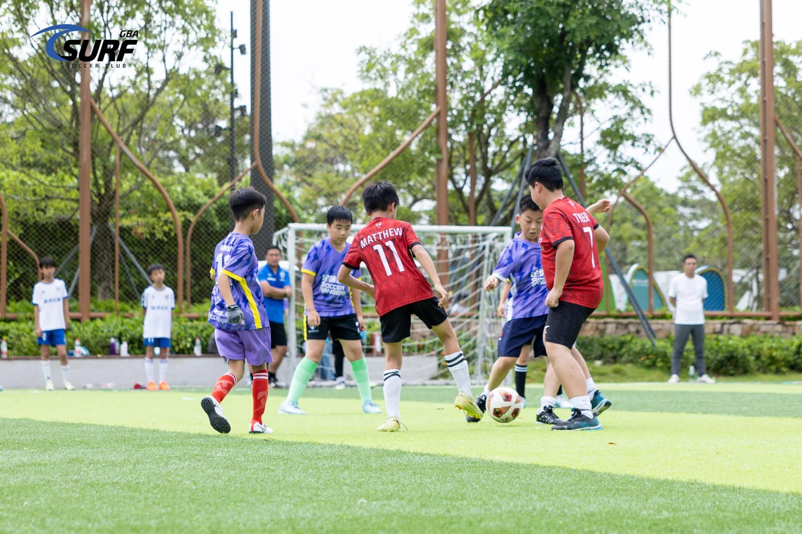 SoccerRangers 球员在比赛中共同防守
