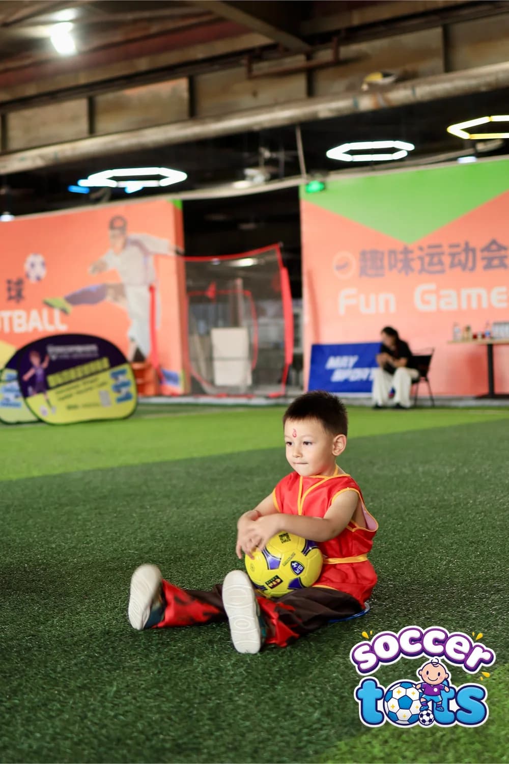 SoccerTots 活动中与足球互动的孩子